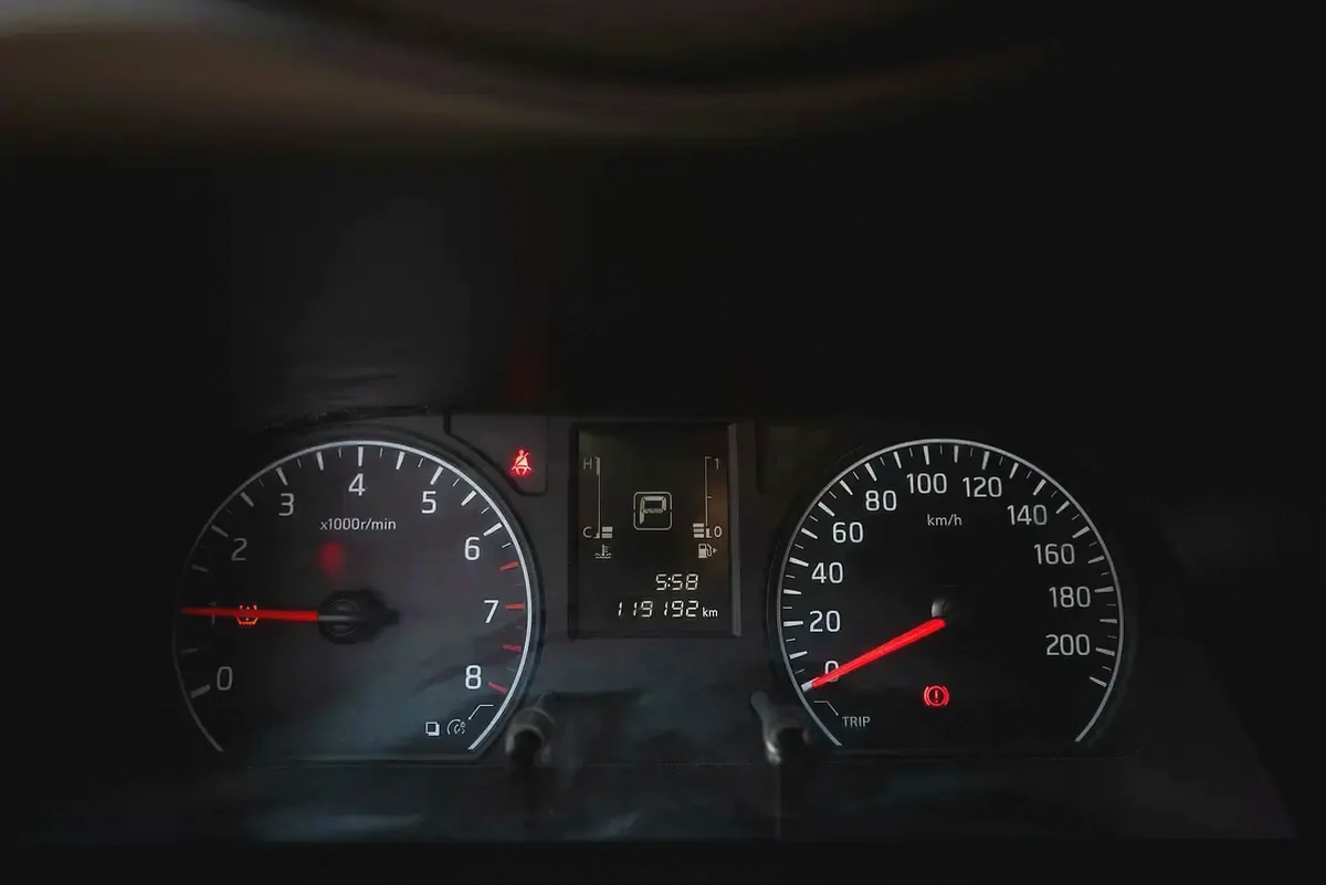 High-Roof 13-Seater Passenger Van | Automatic | GCC Specs | Ref#N75900-13-13
