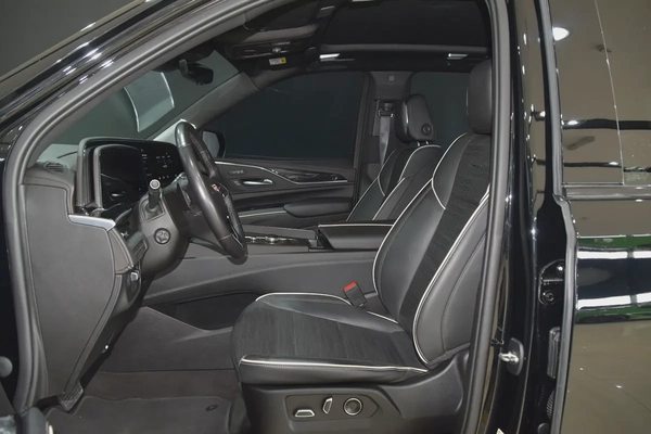 2023 Cadillac Escalade L Platinum - GCC Specs - Like New