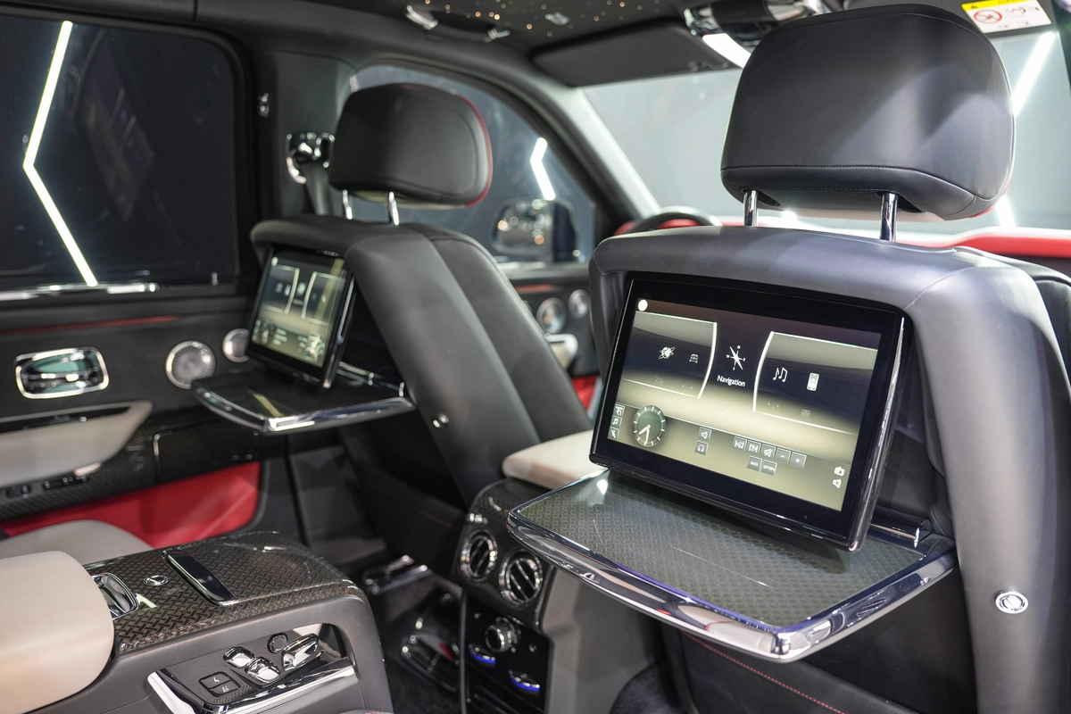 Rolls-Royce Cullinan Black Badge 2022-10-10