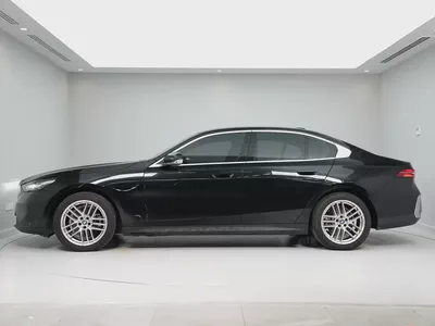 GCC SPECS | from OFFICIAL DEALER BMW 520i 2024 GCC Specs | LOW MILEAGE-1