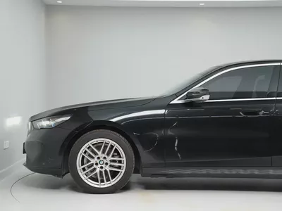 GCC SPECS | from OFFICIAL DEALER BMW 520i 2024 GCC Specs | LOW MILEAGE-2