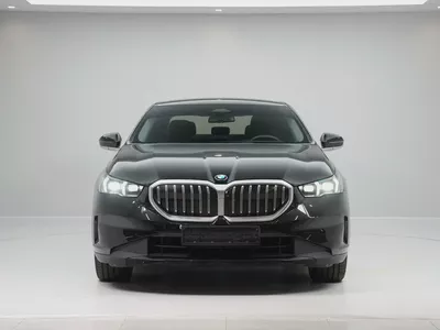 GCC SPECS | from OFFICIAL DEALER BMW 520i 2024 GCC Specs | LOW MILEAGE-4