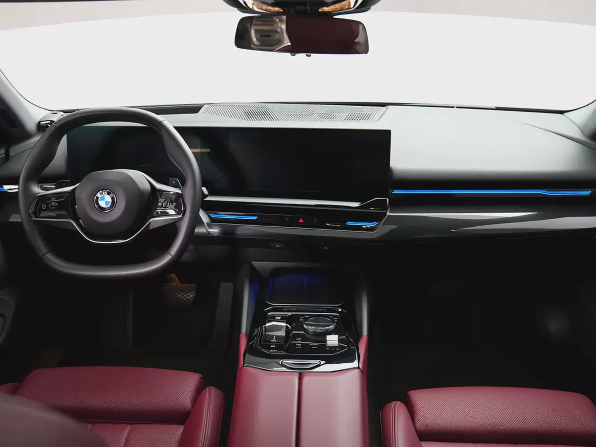 GCC SPECS | from OFFICIAL DEALER BMW 520i 2024 GCC Specs | LOW MILEAGE-9-9