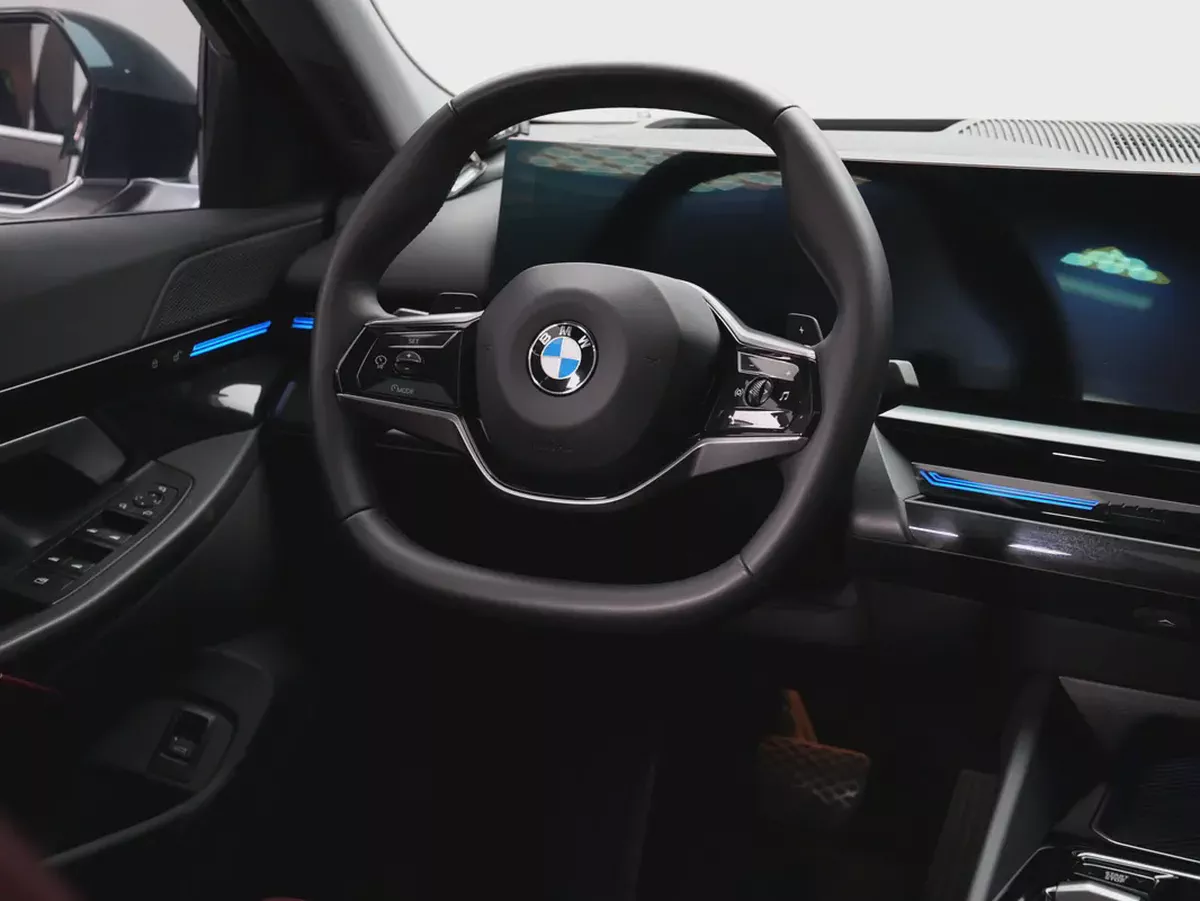 GCC SPECS | from OFFICIAL DEALER BMW 520i 2024 GCC Specs | LOW MILEAGE-10-10