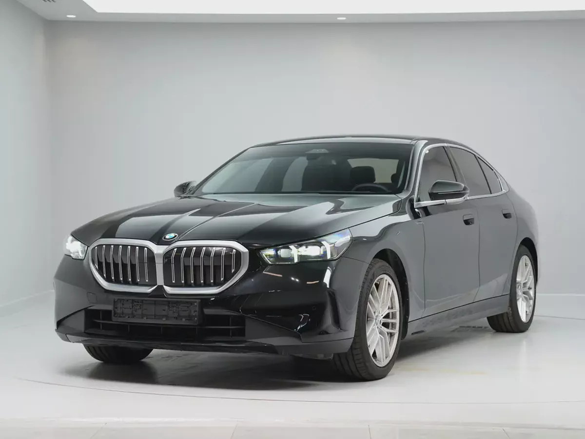 GCC SPECS | from OFFICIAL DEALER BMW 520i 2024 GCC Specs | LOW MILEAGE