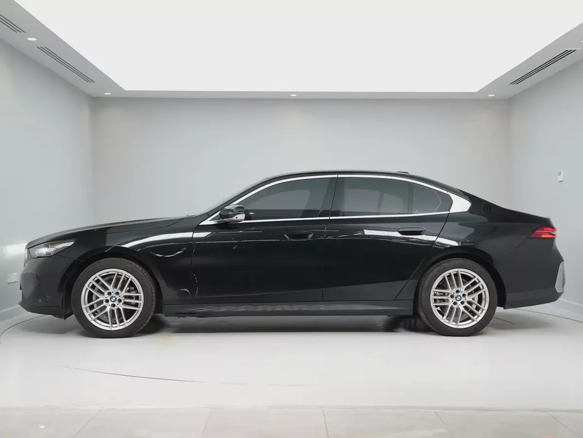 GCC SPECS | from OFFICIAL DEALER BMW 520i 2024 GCC Specs | LOW MILEAGE-1-1