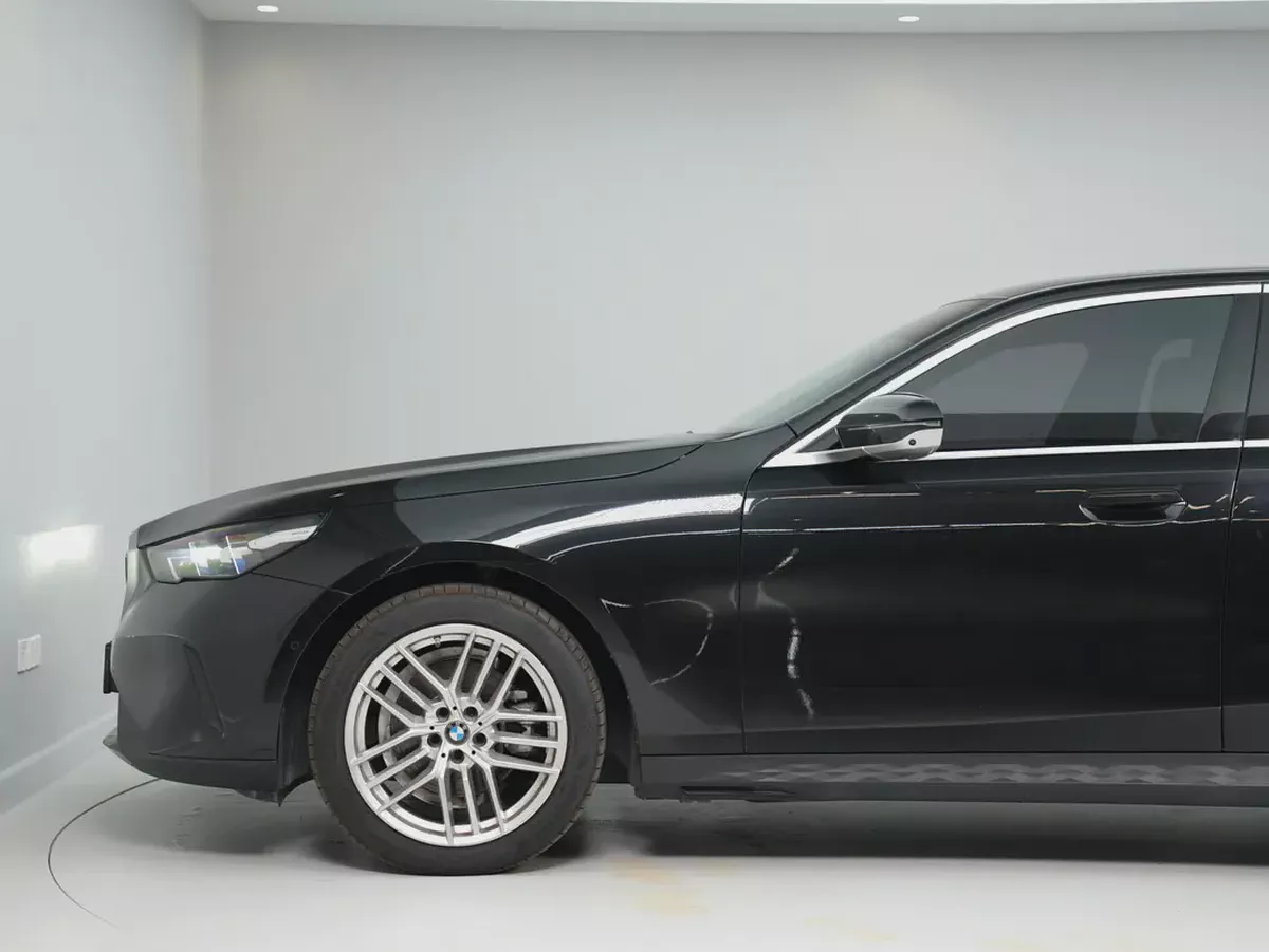 GCC SPECS | from OFFICIAL DEALER BMW 520i 2024 GCC Specs | LOW MILEAGE-2-2