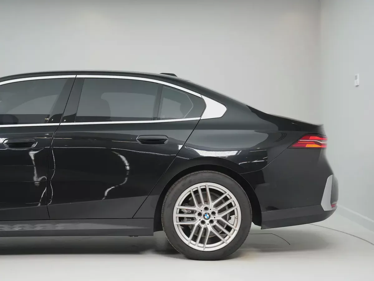 GCC SPECS | from OFFICIAL DEALER BMW 520i 2024 GCC Specs | LOW MILEAGE-3-3