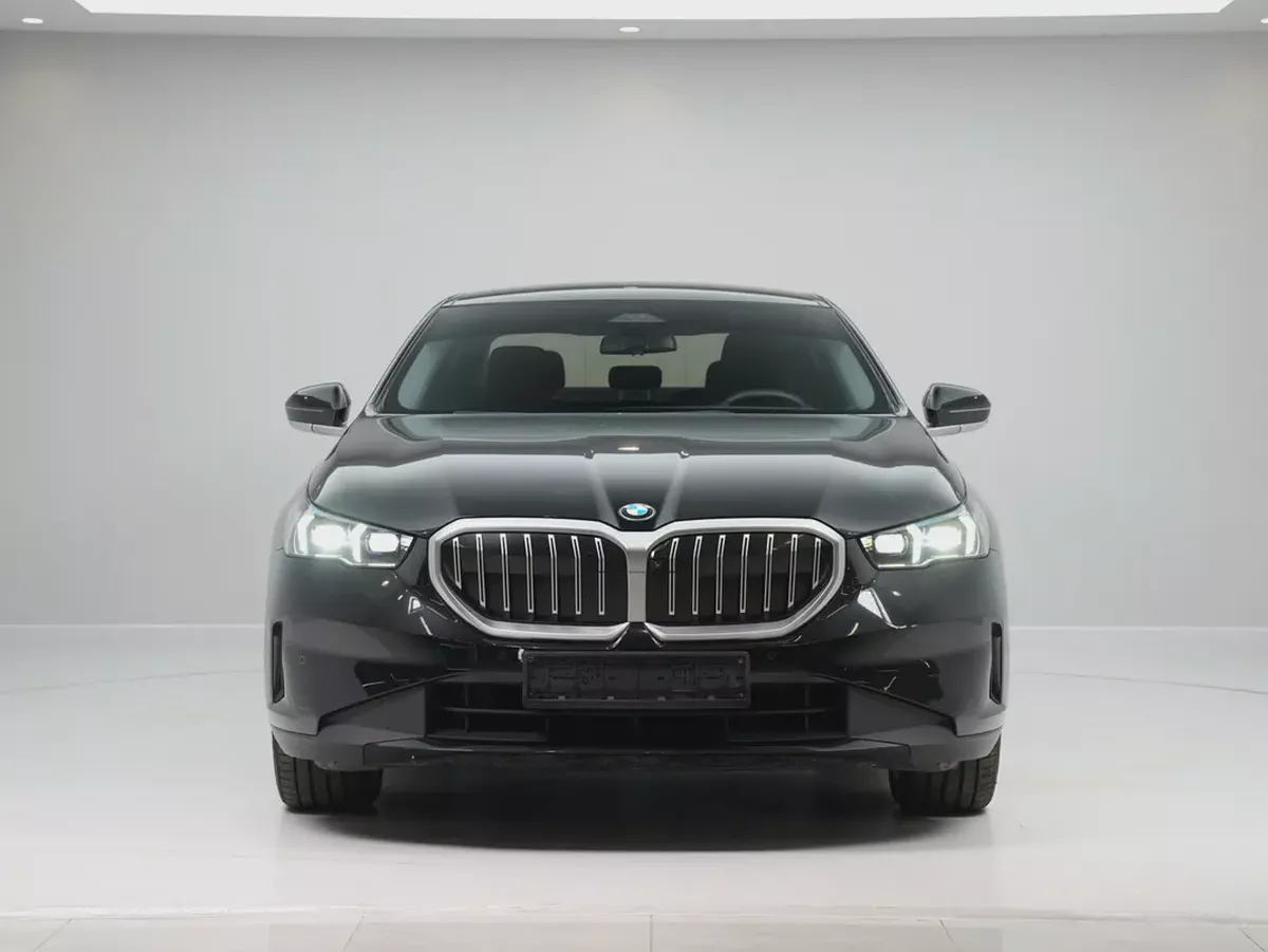 GCC SPECS | from OFFICIAL DEALER BMW 520i 2024 GCC Specs | LOW MILEAGE-4-4