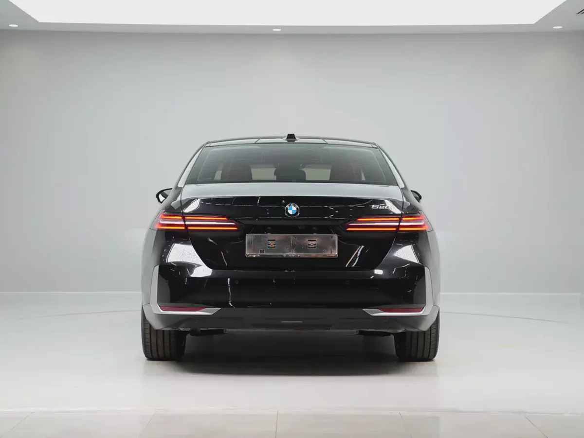 GCC SPECS | from OFFICIAL DEALER BMW 520i 2024 GCC Specs | LOW MILEAGE-5-5