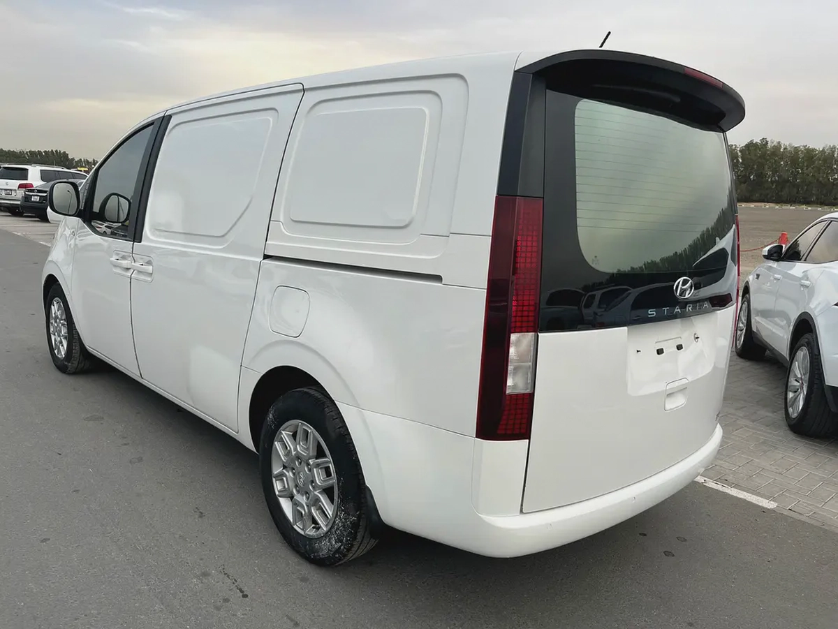 Hyundai Staria-4-4