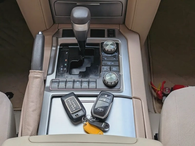 TOYOTA LAND CRUISER 2019 DIESEL V8 D-4D GCC ACCIDENT FREE IN EXCELLENT CONDITION-8