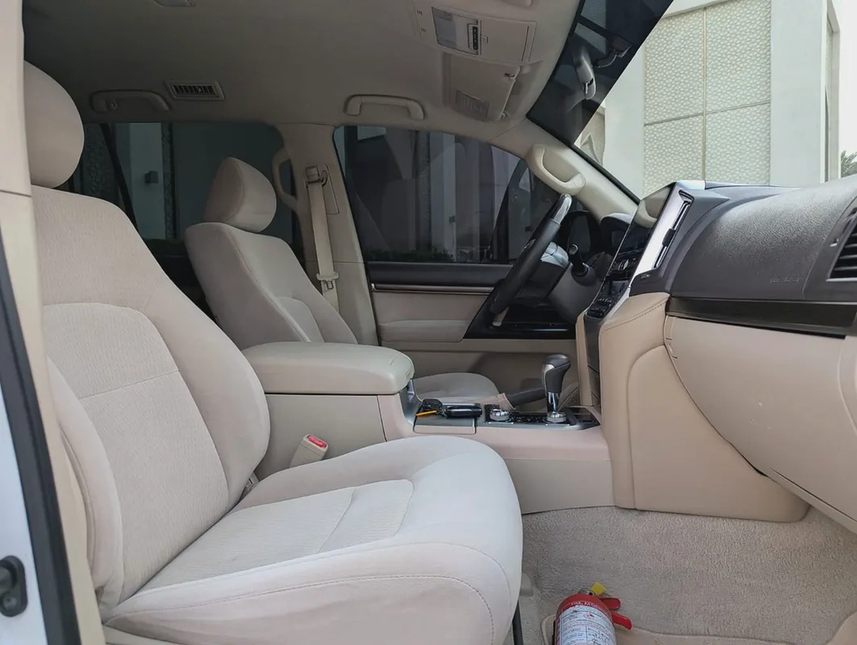 TOYOTA LAND CRUISER 2019 DIESEL V8 D-4D GCC ACCIDENT FREE IN EXCELLENT CONDITION-3-3