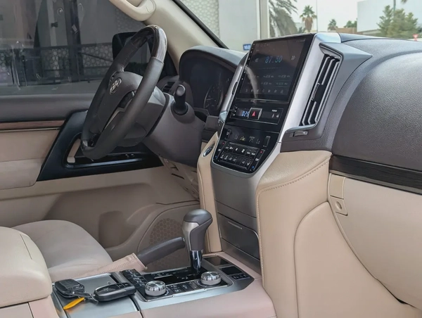 TOYOTA LAND CRUISER 2019 DIESEL V8 D-4D GCC ACCIDENT FREE IN EXCELLENT CONDITION