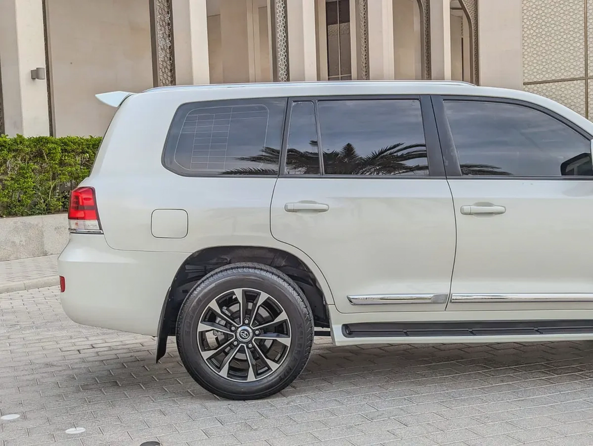 TOYOTA LAND CRUISER 2019 DIESEL V8 D-4D GCC ACCIDENT FREE IN EXCELLENT CONDITION-13-13