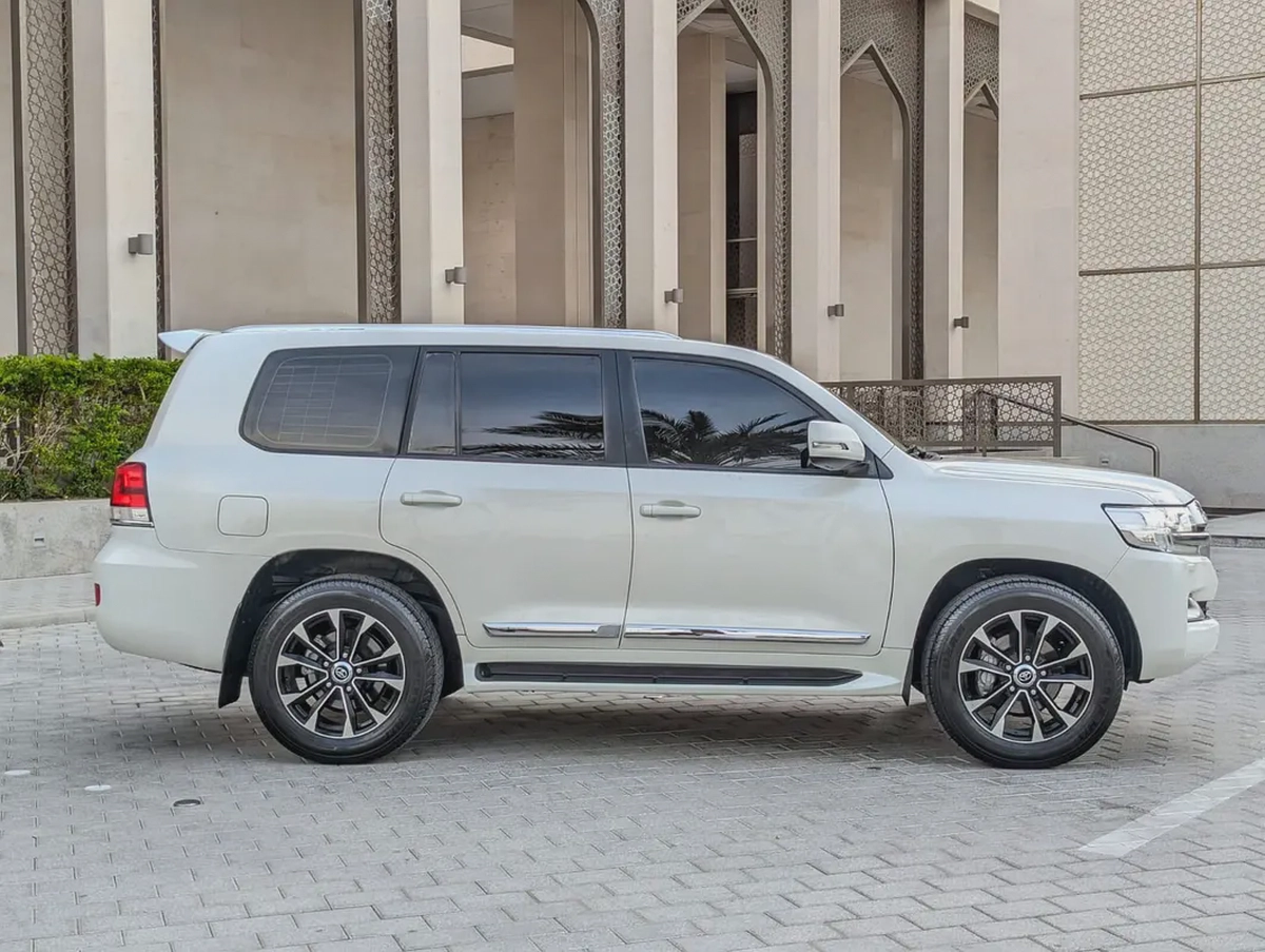 TOYOTA LAND CRUISER 2019 DIESEL V8 D-4D GCC ACCIDENT FREE IN EXCELLENT CONDITION-17-17
