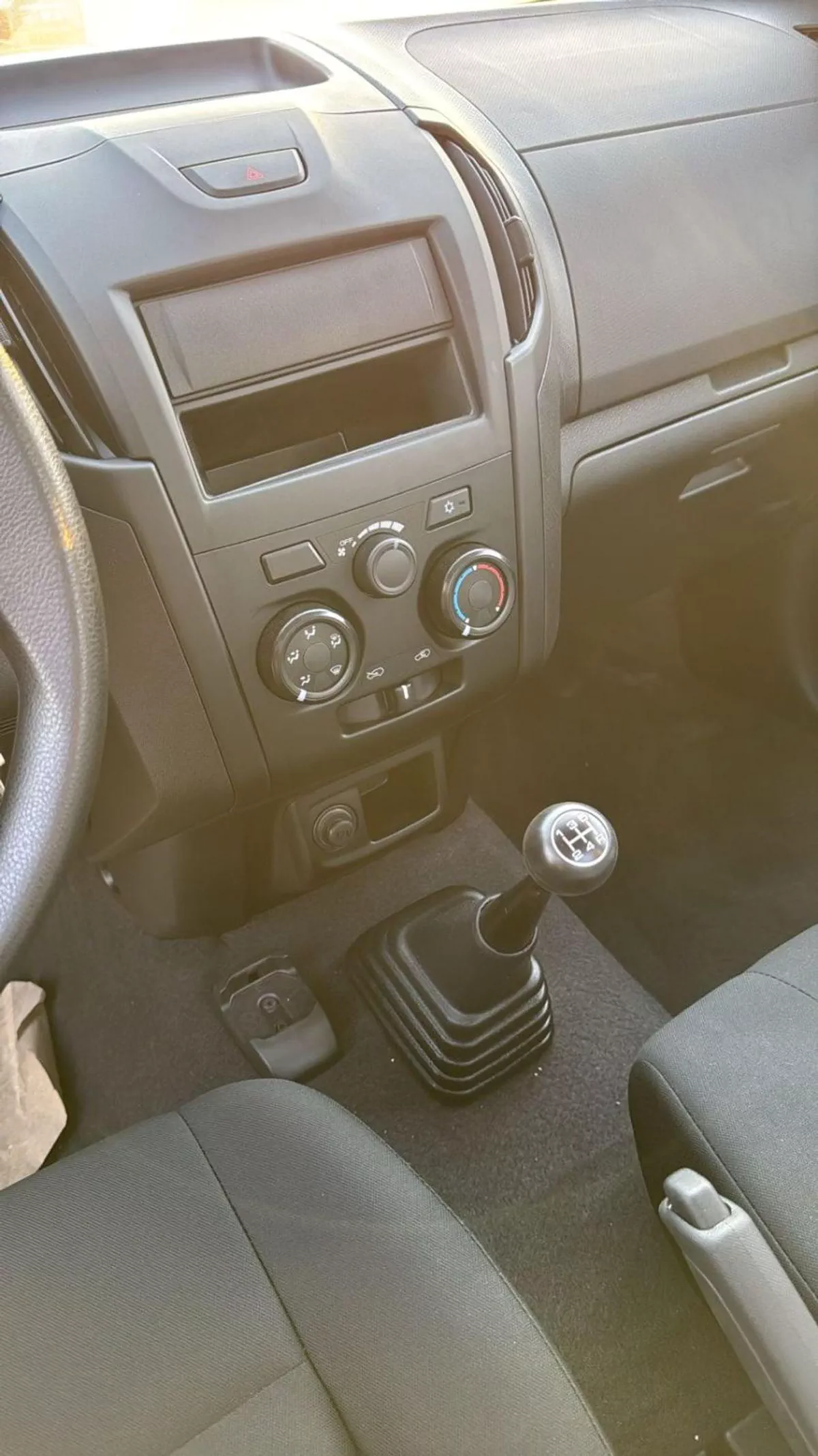 Isuzu D-MAX STD Isuzu DMax 2.5L-10-0