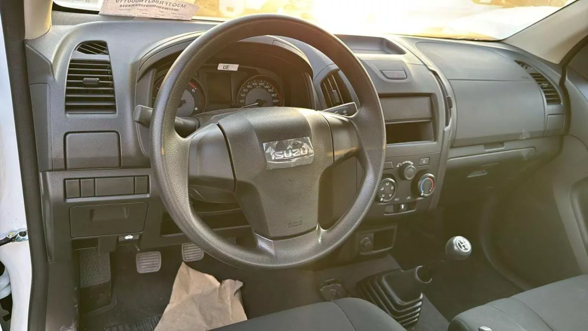 Isuzu D-MAX STD Isuzu DMax 2.5L-6-0