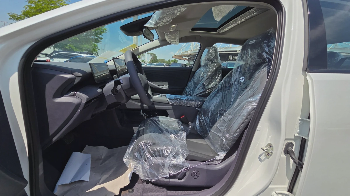 Nissan N6 180 Max (White Black)-6-6