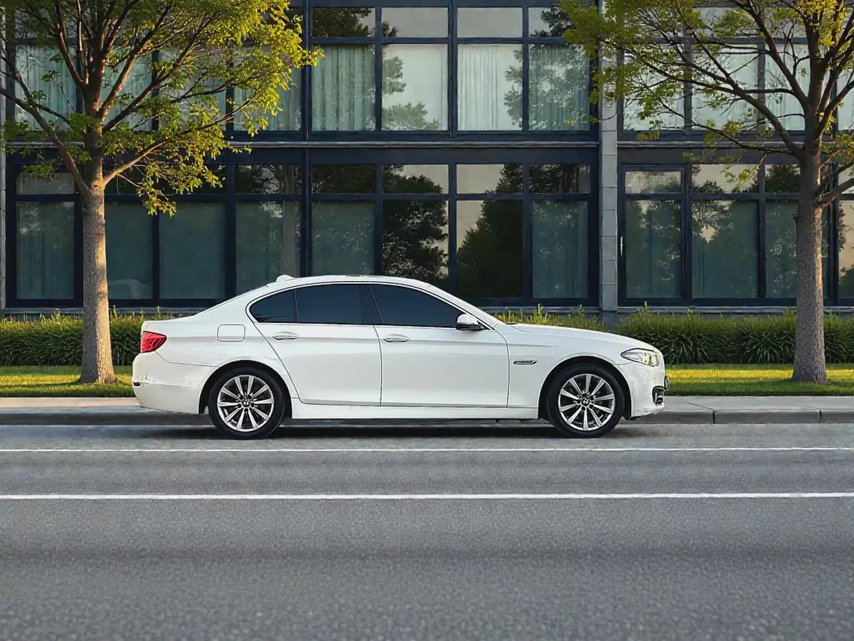 AED 1,800 P.M | BMW 5 SERIES | 520i |EXCLUSIVE | 2015 GCC | ORIGINAL PAINT-3-3