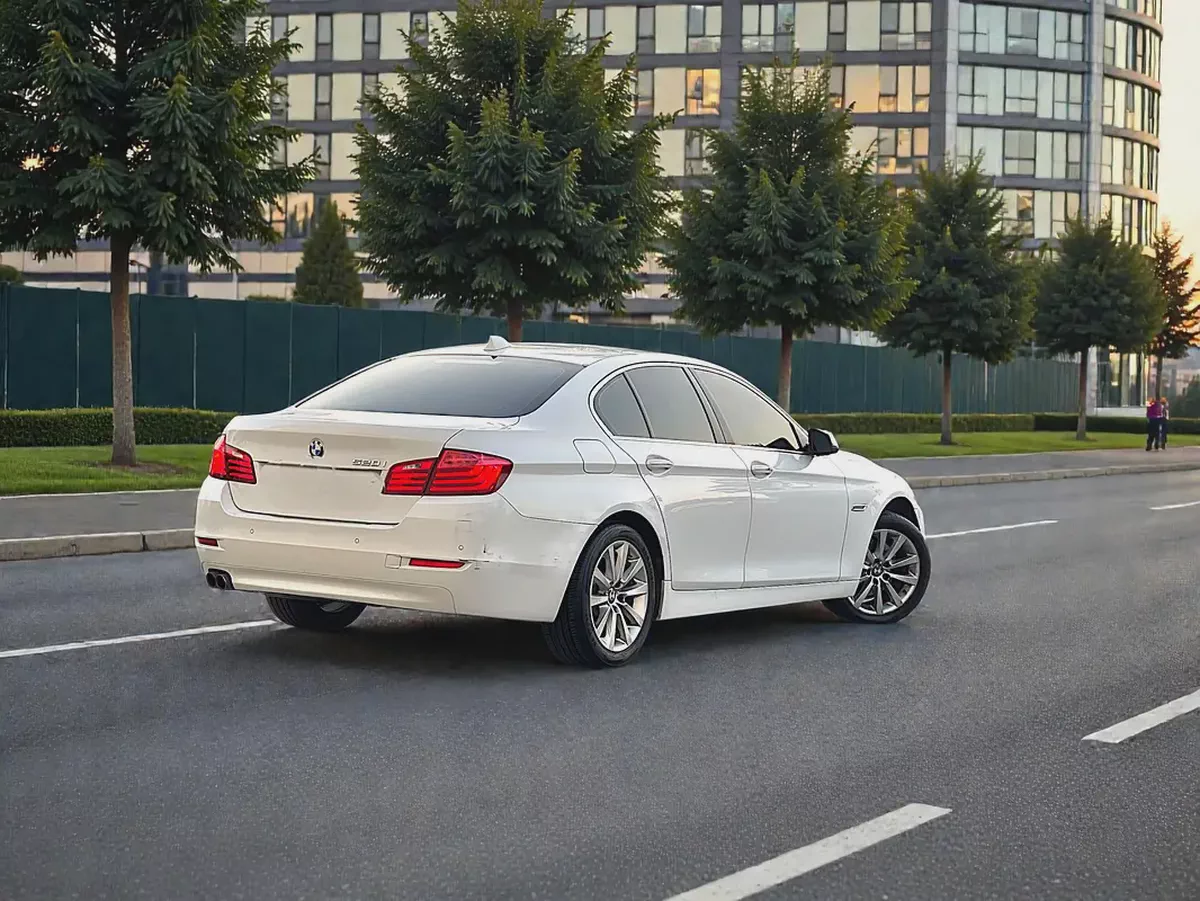 AED 1,800 P.M | BMW 5 SERIES | 520i |EXCLUSIVE | 2015 GCC | ORIGINAL PAINT-4-4