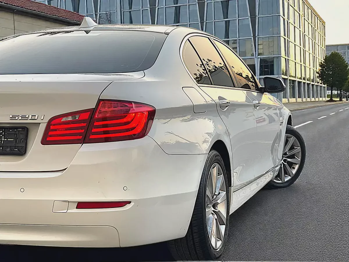 AED 1,800 P.M | BMW 5 SERIES | 520i |EXCLUSIVE | 2015 GCC | ORIGINAL PAINT-8-8