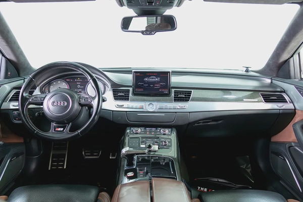 Audi S8-GCC-V8 Twin Turbo-AUDI Exclusive Interior Trim-22 Inch Rims-Very Well Maintained