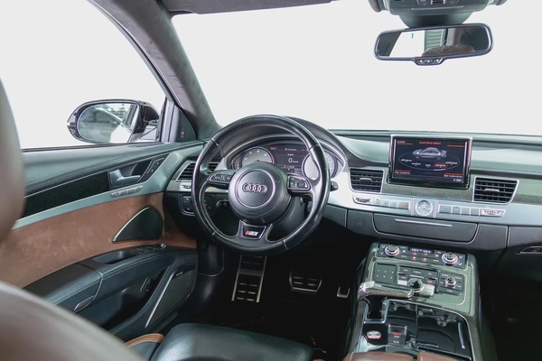 Audi S8-GCC-V8 Twin Turbo-AUDI Exclusive Interior Trim-22 Inch Rims-Very Well Maintained