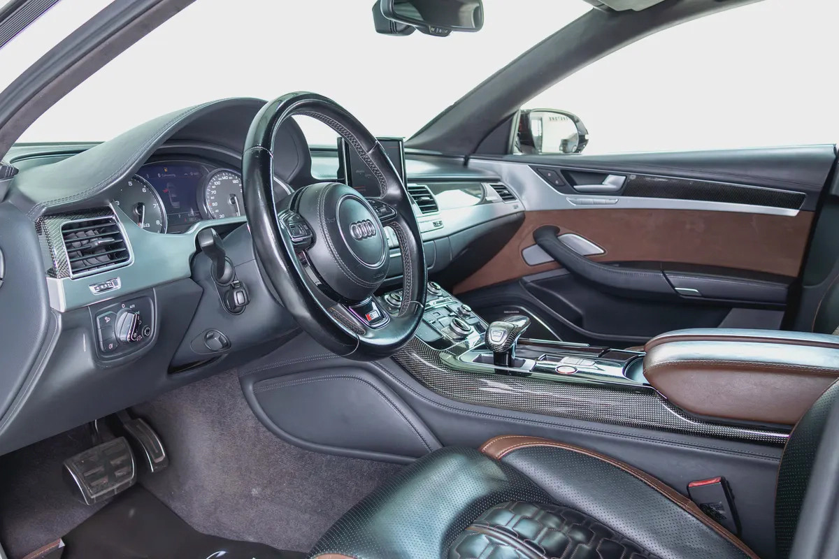 Audi S8-GCC-V8 Twin Turbo-AUDI Exclusive Interior Trim-22 Inch Rims-Very Well Maintained-18-18