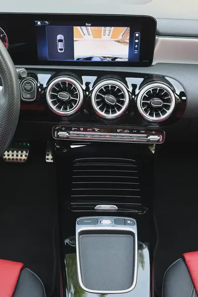 A200 AMG - GCC SPECS - UNDER WARRANTY / SERVICE CONTRACT 105,000 KM FROM GARGASH - ACCIDENT FREE --12