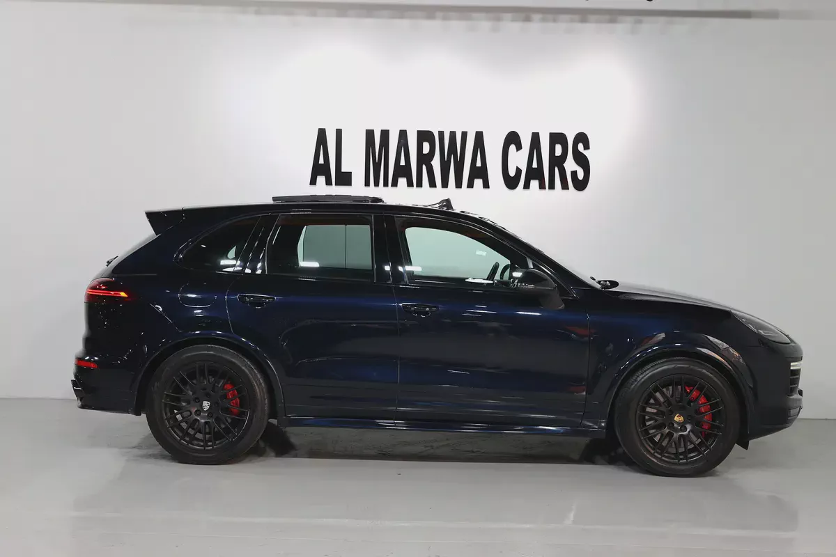 UNDER WARRANTY FROM AL NABODA  PORSCHE  CAYENNE  GTS 2016 | GCC Specs | Well Maintained-4-4