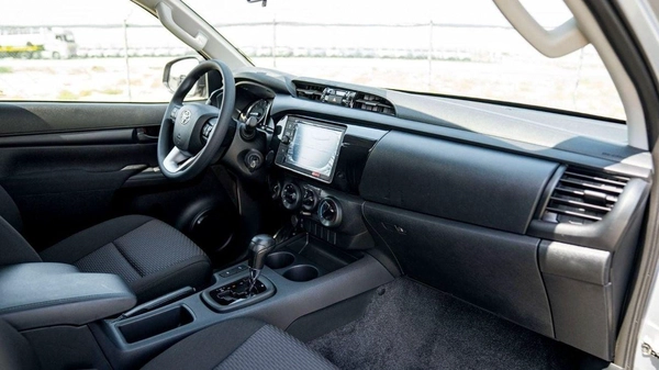Toyota Hilux Toyota Hilux 2.4L Diesel AT 4x4 Mid Option 2025