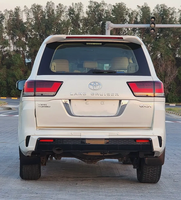 Toyota Land Cruiser GXR V6 2015 - GCC Specs - Reliable and Ready for Adventure