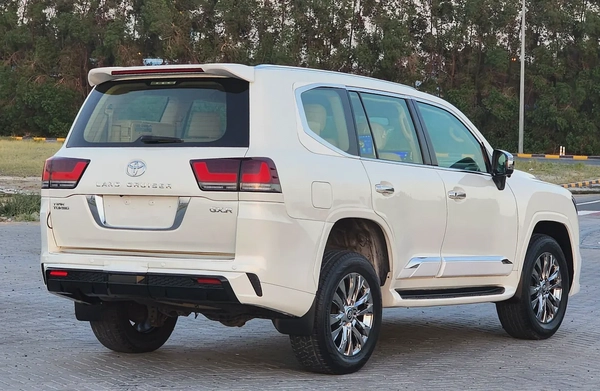 Toyota Land Cruiser GXR V6 2015 - GCC Specs - Reliable and Ready for Adventure