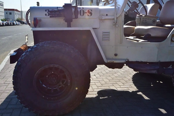 CLASSIC 1979 JEEP WRANGLER WILLYS EDITION - BEIGE