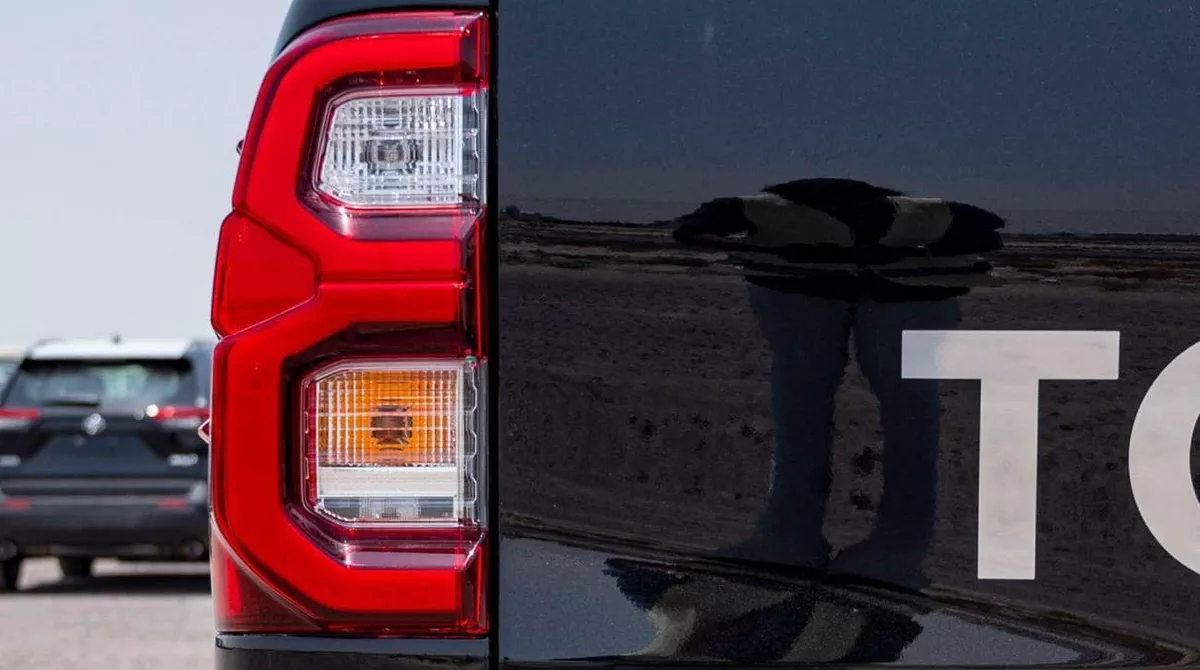 Toyota Hilux TOYOTA HILUX DC 2.4D AT 4X4 MY2025 – BLACK-21-0
