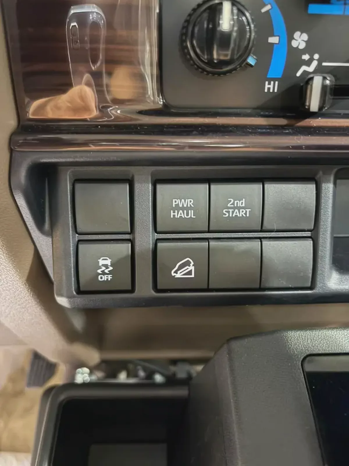Toyota Land Cruiser 70 Series LC 79 LX 2026 GCC Specs لاندكروزر بيك اب غمارتين بنزين جلد رادار رنقات-11-11