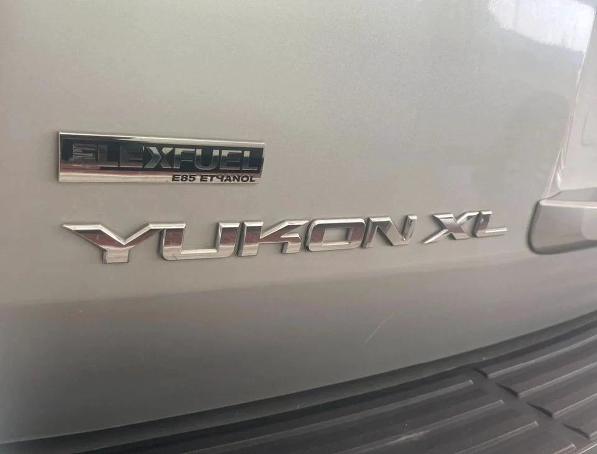 GMC Yukon XL 5.3L-8CYL SUNROOF EXCELLENT CONDITION-17-17