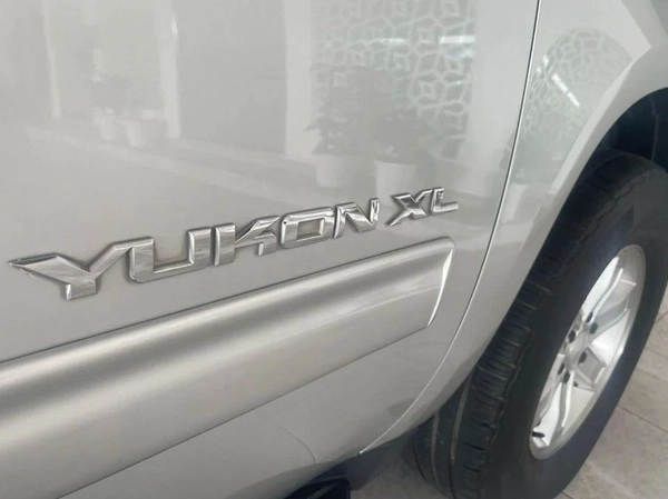GMC Yukon XL 5.3L-8CYL SUNROOF EXCELLENT CONDITION