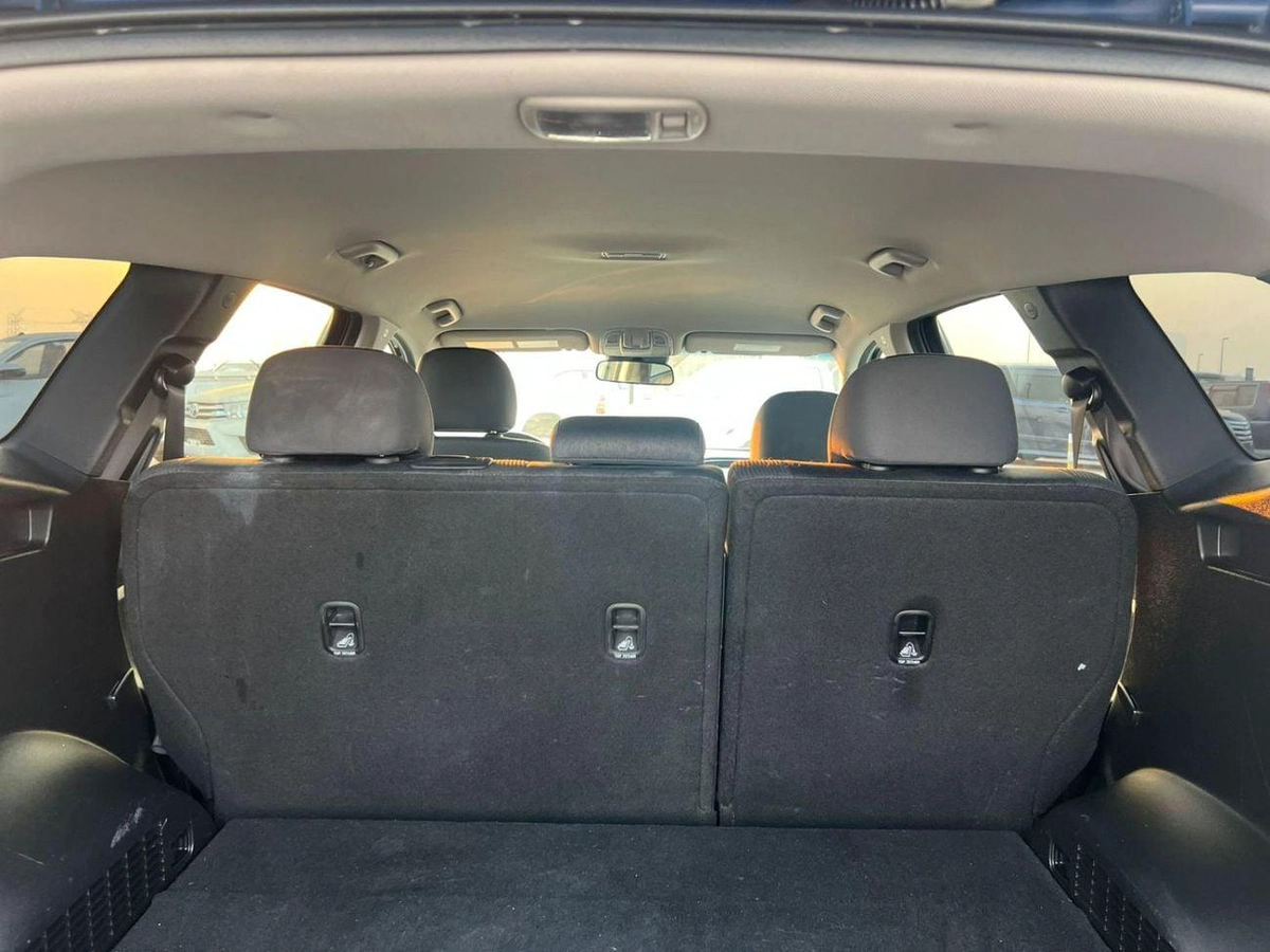 Hyundai Santa Fe 2019 Hyundai Santafe MiOption  2.0L V4 - Apple / Android Play -  AWD 4x4 - 89000 Mileage-20-0