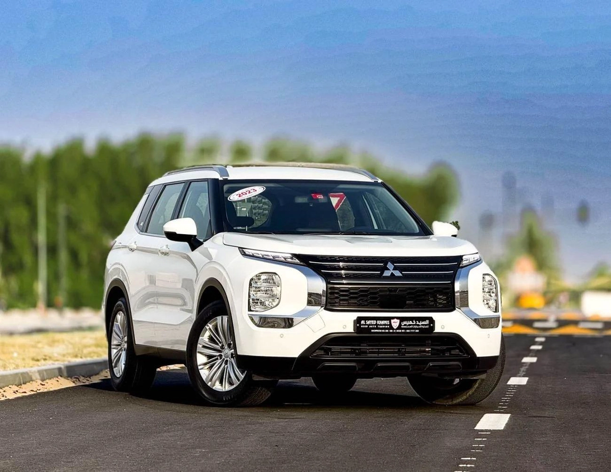 Mitsubishi Outlander Mitsubishi Outlander | 3.0 L | 2023 | GCC | Accident-Free-17-17