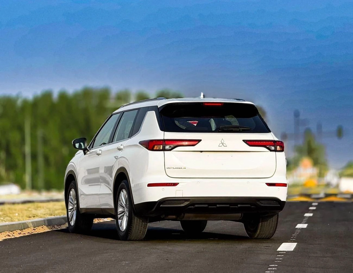 Mitsubishi Outlander Mitsubishi Outlander | 3.0 L | 2023 | GCC | Accident-Free-19-19
