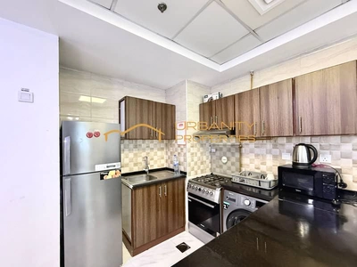 Move-In Ready Furnished Studio on High Floor | Bright & Well-Maintained | Prime Location-4