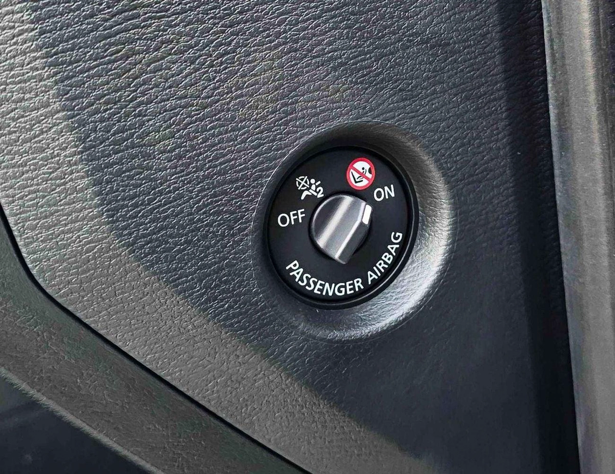 Mitsubishi L200 SPORTERO / 2.4L DSL/ A/T / FULL OPTION / 4WD (CODE # SPORTERO)