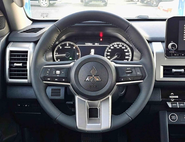Mitsubishi L200 SPORTERO / 2.4L DSL/ A/T / FULL OPTION / 4WD (CODE # SPORTERO)