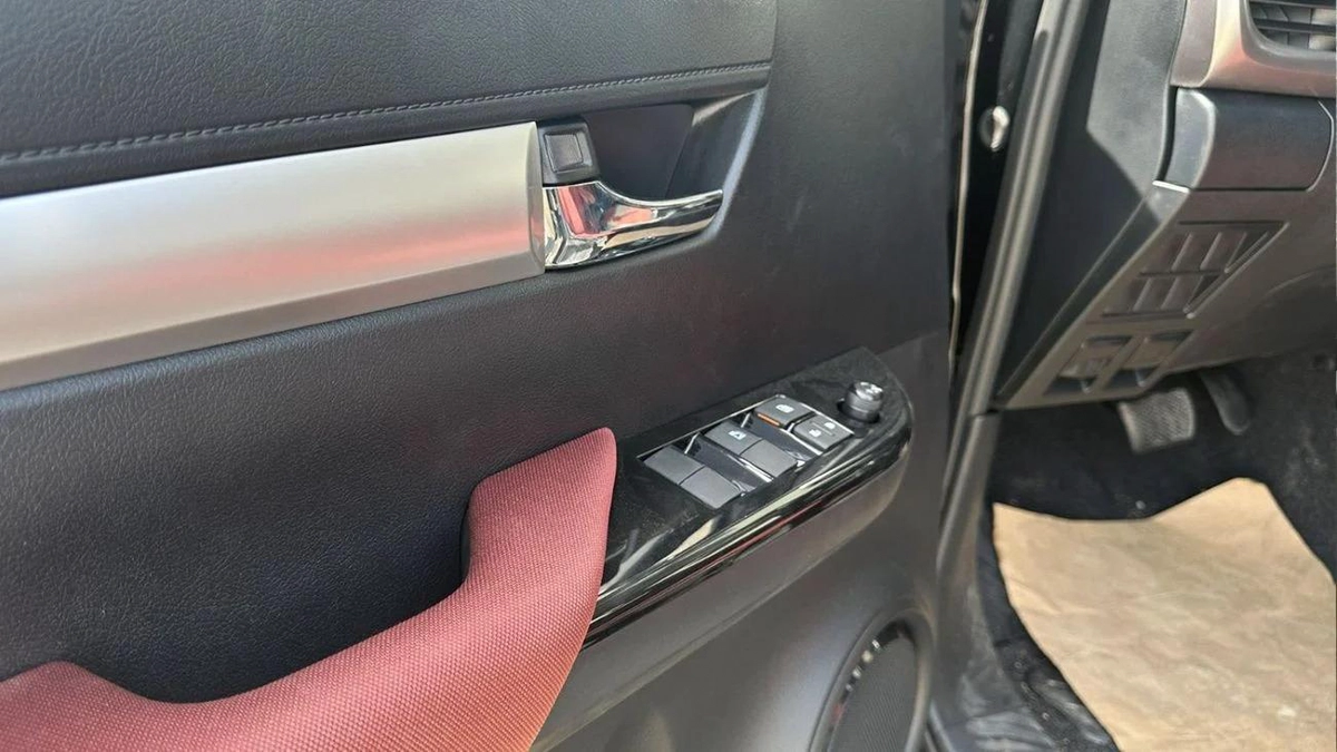 Toyota Hilux  2.7L petrol AT MY25 SR5-4-4