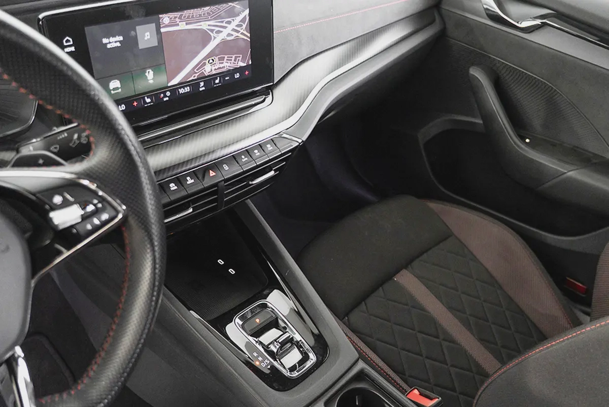 1,875 AED  / months | 0% DP | 2022 Skoda Octavia VRS / Full Skoda Service History  Warranty-7-7