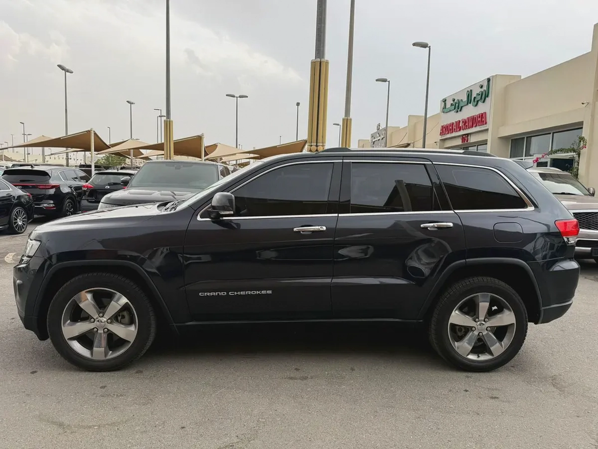 Jeep Grand Cherokee Limited 2015 - GCC Specs - Excellent Condition-4-4