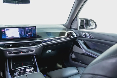 BMW X7 M60i M-Sport - Full Agency Service History - Full Option - GCC Specs-10