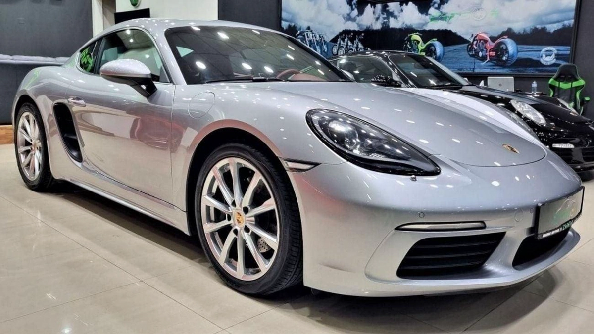 Porsche 718 Cayman PORSCHE CAYMAN 718 2018 GCC IN IMMACULATE CONDITION WITH ONLY 69K KM-3-3